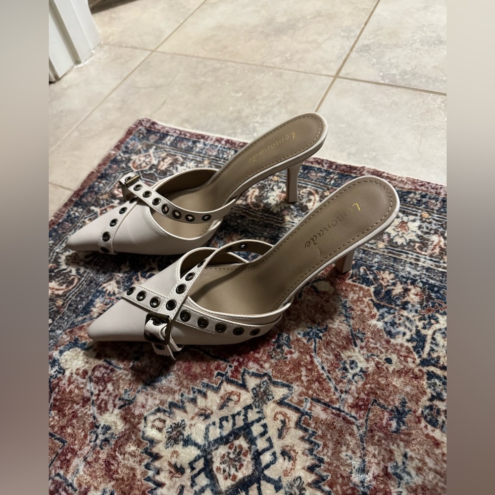 NWOT Pointed toe kitten heels